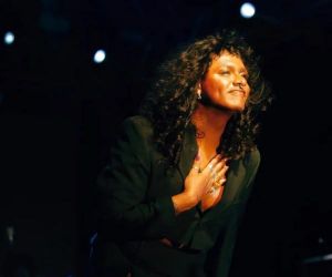 Liniker lança o primeiro álbum ao vivo um dia após ganhar Grammy Latino