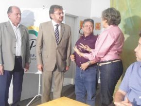 Wilson Martins e Gustavo Neiva entregam chave de carro para regional de saúde de Floriano