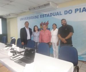 Reitor da UESPI visita Campus de Floriano e entrega microscópios e notebooks