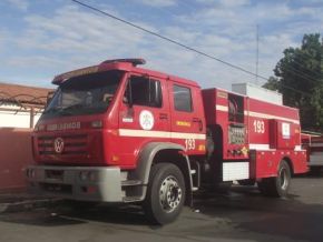 Corpo de Bombeiros recebe veículo de combate a incêndios