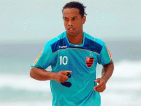 Ronaldinho faz fisioterapia e ainda reclama de dores no joelho esquerdo