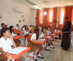 Ministro Provincial realiza visita a Unidade de Ensino de Floriano