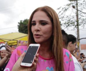 Lucy acompanha blocos de rua e diz que atuará "independente" na Alepi