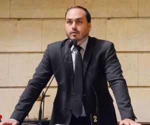 Carlos Bolsonaro volta a criticar Mourão: "último suspiro de vida"