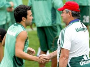 Fluminense anuncia prorrogação de contrato de Deco até o fim de 2012