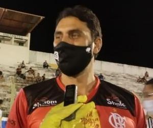 Ex-jogador Athirson participa de amistoso no Estádio Tiberão