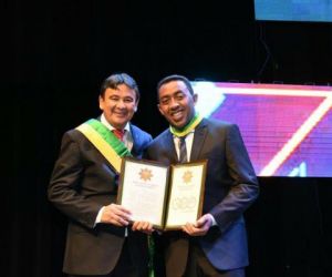 Prefeito de Floriano Joel Rodrigues é condecorado com a Medalha do Mérito Renascença