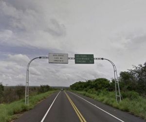 Acidente entre moto e caminhonete deixa dois mortos na BR 343