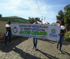 CETI Jacob Demes realiza caminhada pedindo paz em Floriano