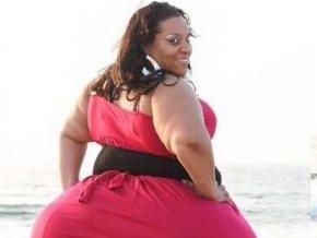 Com mais de 2,5 metros de quadril, modelo plus size usa lingerie sob medida
