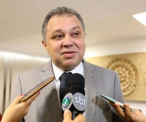 Em audiência na Alepi, secretário é acusado de politizar a saúde