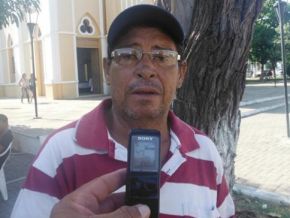 Morador do bairro Campo Velho denuncia falta de água e iluminação pública