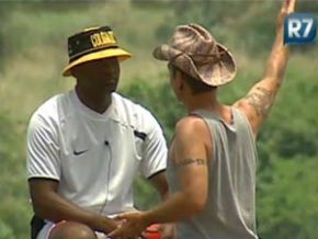 Viola diz que Mallandro não sabe jogar em grupo