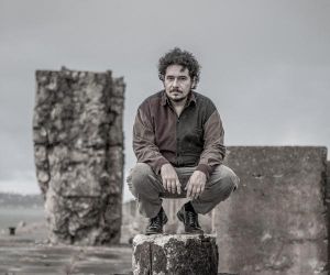 Juliano Holanda solta o verbo em disco em que a música serve à poesia gerada pela pandemia