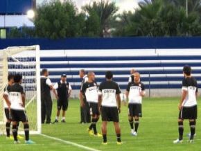 Com 'fiéis' e pagode, Corinthians faz treino técnico em Dubai