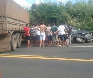 Três pessoas morrem em acidente entre carreta e veículo na BR 343