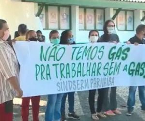 Em greve há uma semana, servidores da saúde fazem protesto na Prefeitura de Parnaíba
