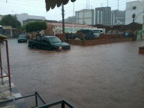 Ruas alagadas causam transtornos no Centro de Picos