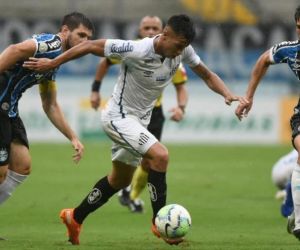 Santos arranca empate do Grêmio em jogo de seis gols e três pênaltis