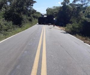 Carreta carregada de combustível tomba na BR-135
