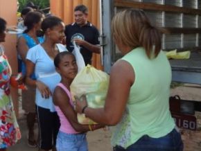 Famílias carentes são beneficiadas com cestas básicas em Floriano