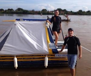 Casal viaja pelo PI a bordo de barco feito com mais de mil garrafas pets