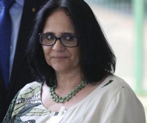 "Foge do Brasil", sugere ministra Damares a pais de meninas