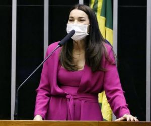 Projeto aprovado na Câmara prevê prisão para quem furar fila da vacinação