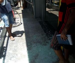 Vidro de agência estoura e fere três pessoas no Centro de Teresina
