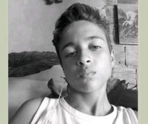 Garoto morre eletrocutado ao usar celular ligado na tomada