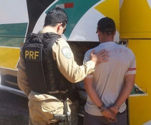 PRF prende passageiro de ônibus com mandado de prisão em aberto na cidade de Bom Jesus