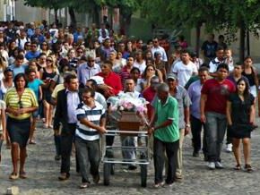 Jovem Angélica Maia é sepultada em meio a muita comoção e tristeza