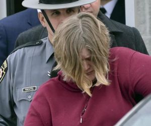 Mãe é acusada de matar os filhos achados enforcados em porão