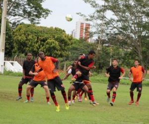 Athirson define equipe para amistoso e prega lealdade: "Luta deve ser na bola"