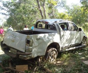 Pneu estoura e motorista bate contra árvores na zona rural de Floriano