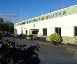 Homem assalta mulher e leva bolsa contendo joias e celular