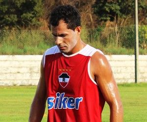Flávio Araújo tem dúvida apenas no meio para montar time contra o Ceará