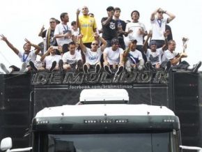 Por cansaço, Corinthians reduz desfile em trio elétrico