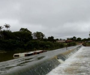 Ônibus de banda de forró perde controle e cai em rio no interior do PI