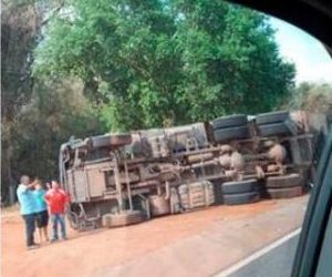 Carreta tomba na BR-343 depois de colidir com ônibus em Teresina