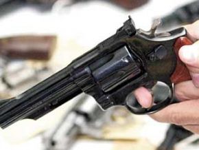 PM prende dois por porte ilegal de arma