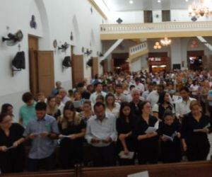 Ao lado de amigos, família de Paulo Viana participa de missa de 7º dia do empresário