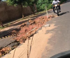 Cratera causa interdição de rua há mais de 90 dias na Zona Leste de Teresina