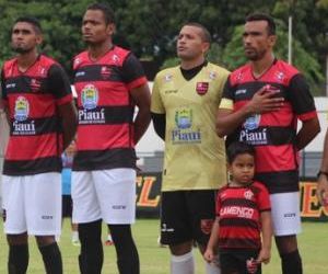 Eduardo reprova atitude de torcida e manda recado: "Ser mais patriotas"