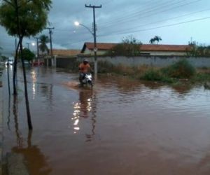 Polícia Militar retira famílias de áreas com risco de alagamento em Teresina