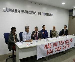 Movimentos sociais e juristas fazem ato contra impeachment na Câmara Municipal de Teresina