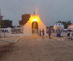 Cemitérios de Floriano recebem visitantes no Dia de Finados