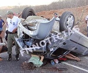 Dois jovens perdem a vida em trágico acidente na BR-407 após carro capotar
