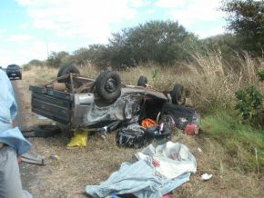 Carro bate em carreta carregada de madeira; Acidente deixa dois mortos