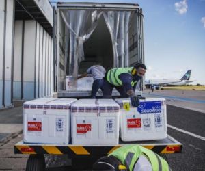 Piauí recebe 86 mil doses de vacina contra Covid para trabalhadores da educação
